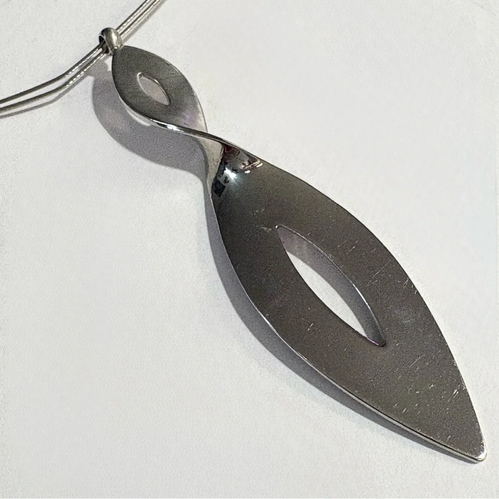 Vintage Wire Curved Swerve Pendant Choker Necklace